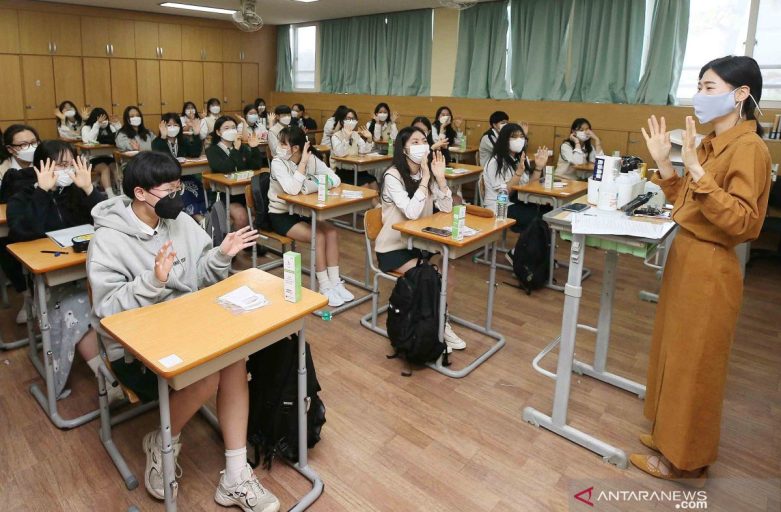 Sekolah vs Dunia Nyata: Siapa yang Lebih Siap Hadapi Hidup?