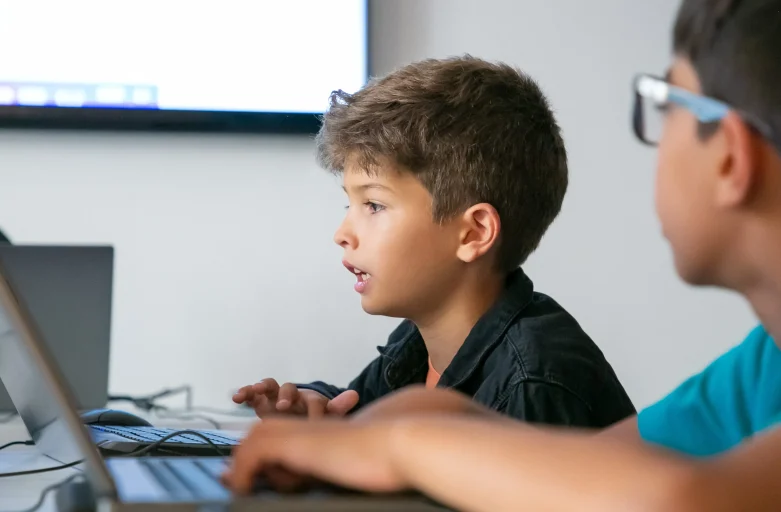 Kelas Digital Tangan-Tangan Kecil: Anak Menguasai Teknologi Lewat Eksperimen Mini